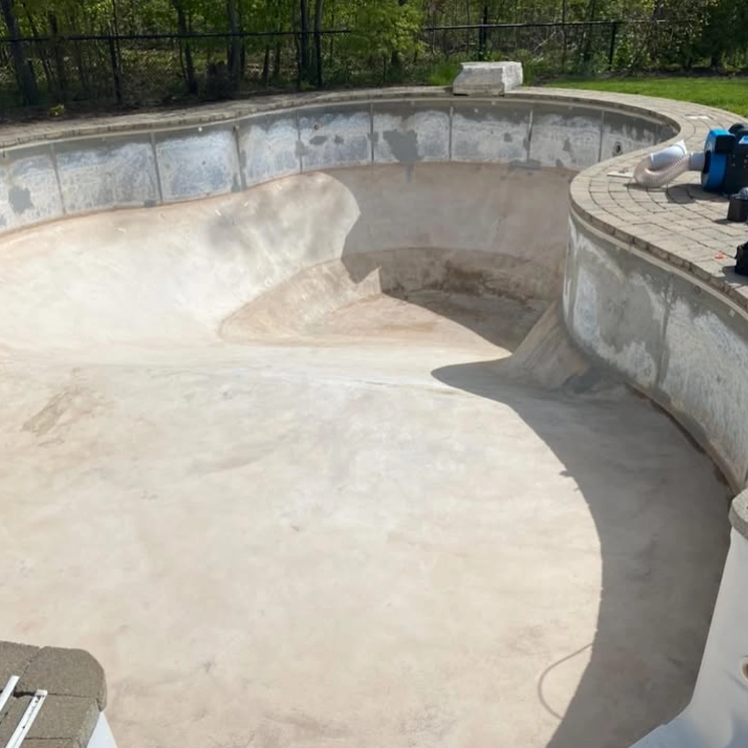 An empty pool